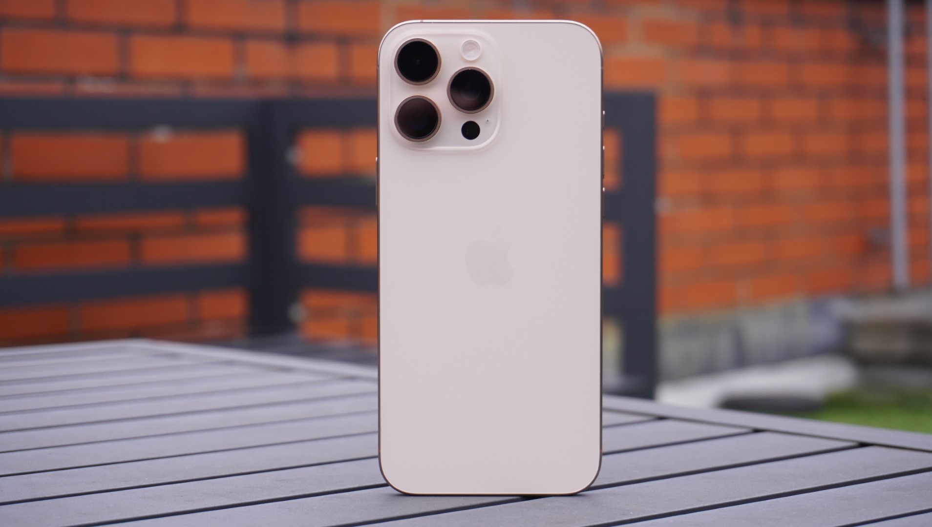 iPhone Pro Max trên bàn làm việc