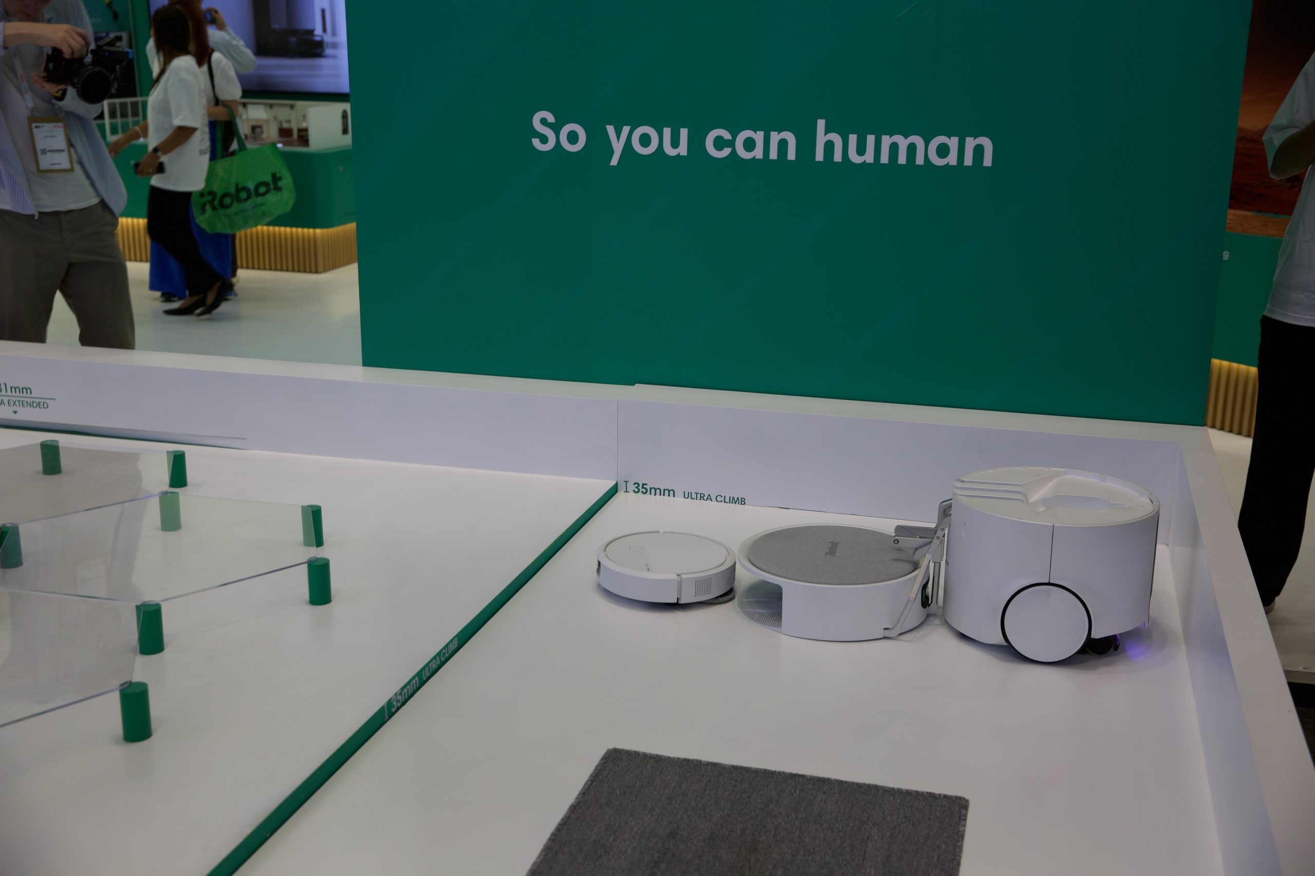 Cơ cấu cánh tay cơ học của robot mẹ Roomba Duo đang hạ robot con xuống sàn