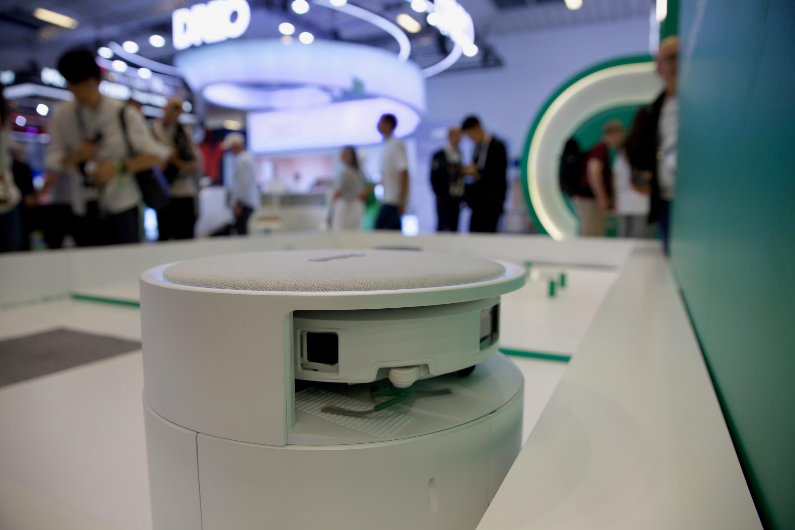 Robot con Roomba Plus 575 Combo đặt trên lưng robot mẹ