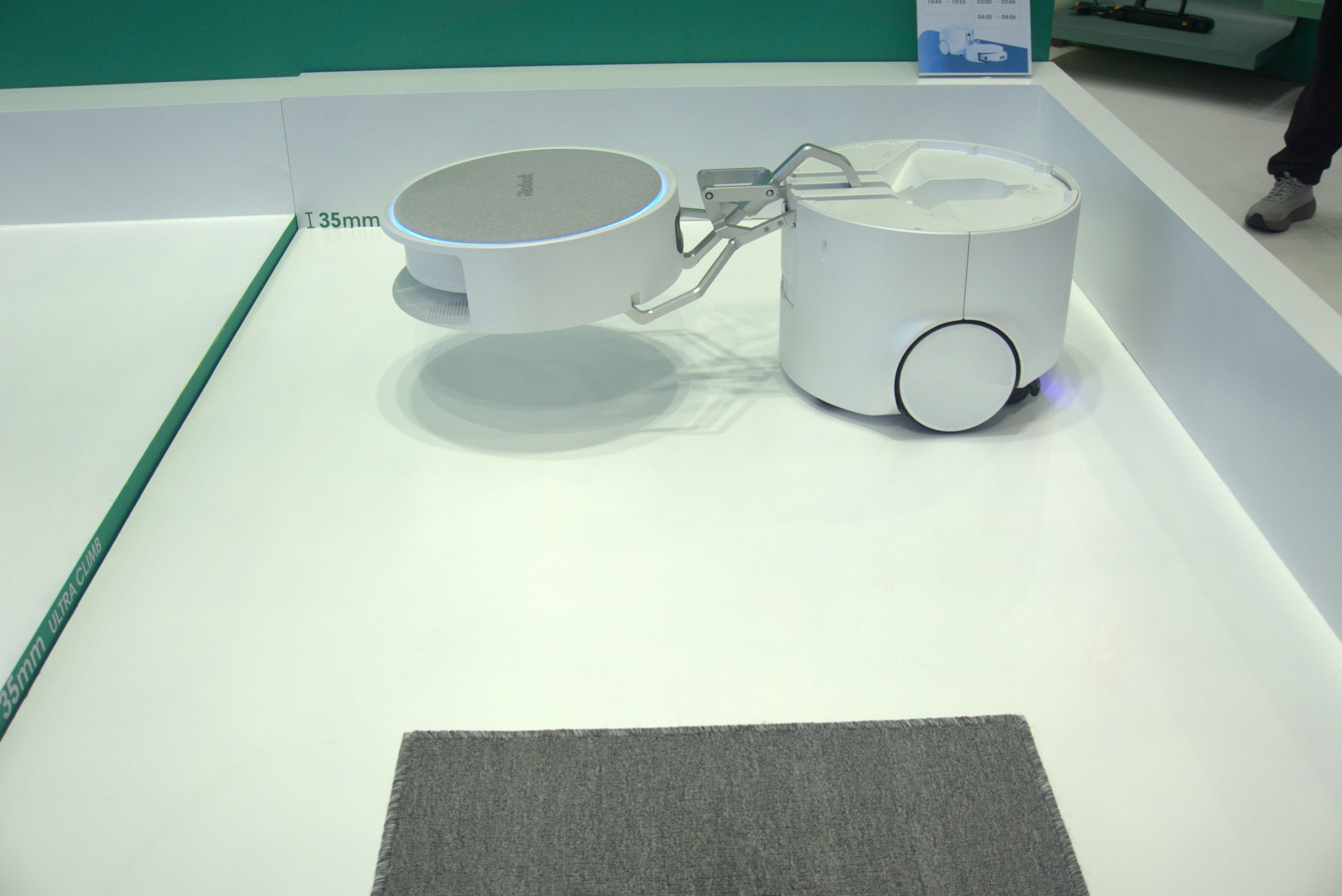 Robot con Roomba Plus di chuyển tách rời khỏi robot mẹ để làm sạch các góc hẹp