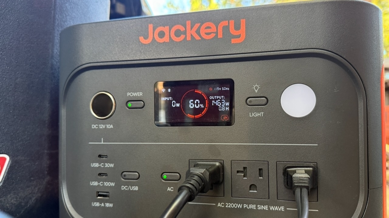 Cổng kết nối mặt trước Jackery Explorer 2000 v2