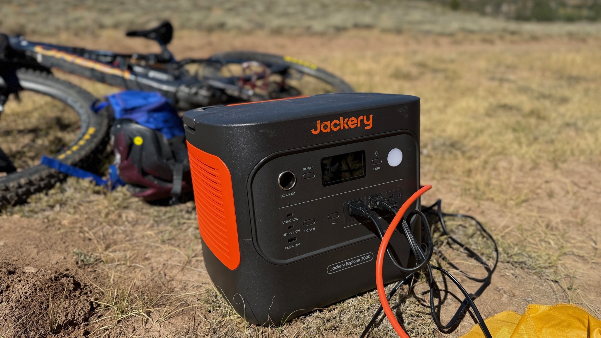 Sử dụng Jackery sạc xe điện khi dã ngoại