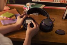 Tai nghe JBL Quantum 850 đặt trên bàn chơi game