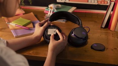 Tai nghe JBL Quantum 850 đặt trên bàn chơi game