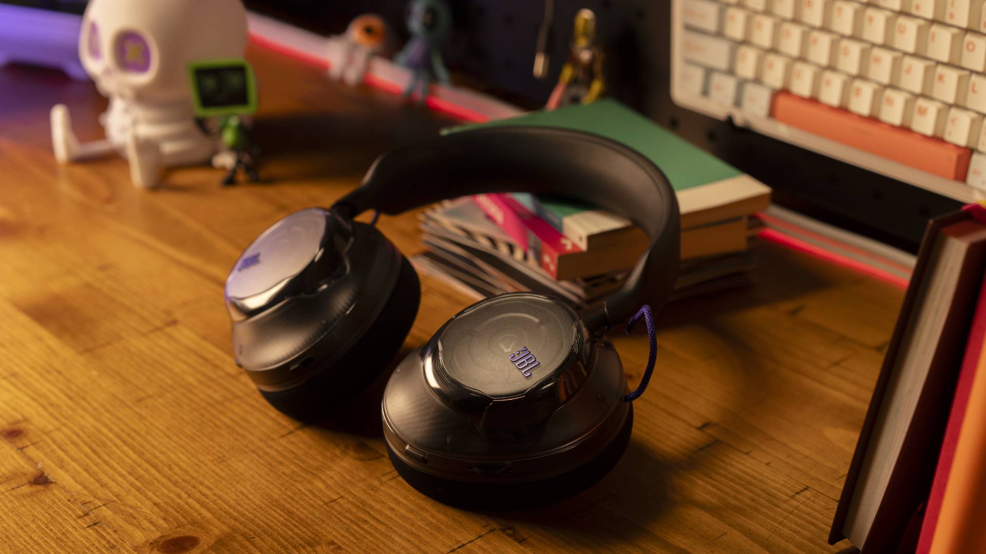 Tai nghe JBL Quantum 520 đặt trên bàn