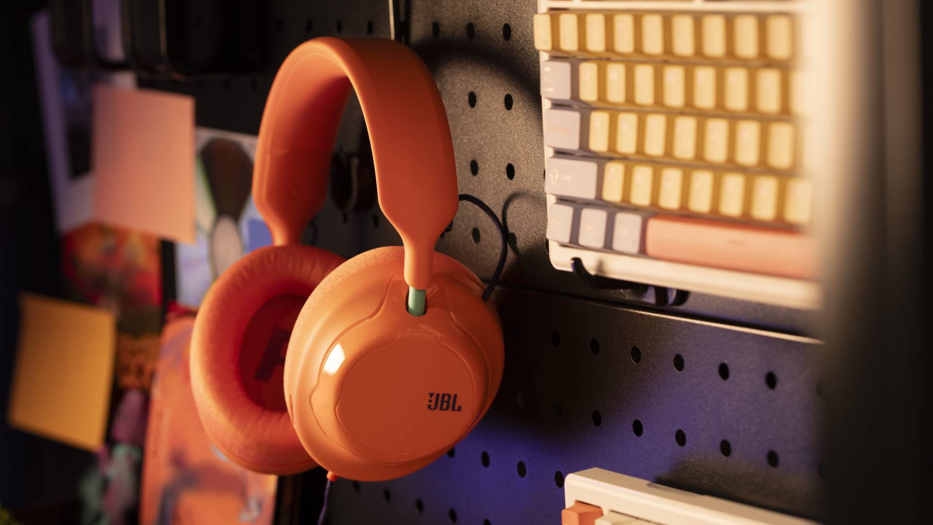 Tai nghe JBL Quantum 120 treo trên bảng pegboard