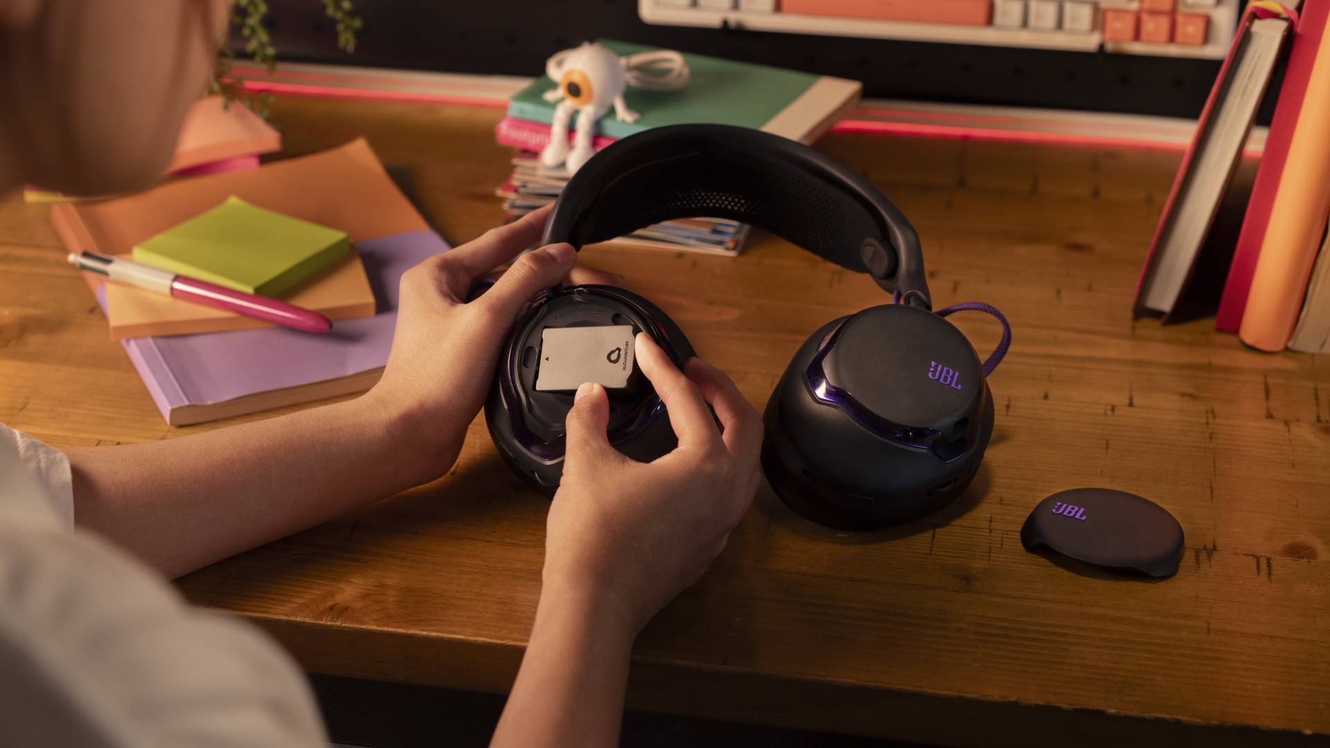 Tai nghe JBL Quantum 850 đặt trên bàn chơi game