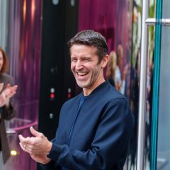 John Ternus đứng giữa khách mời đang vỗ tay tại sự kiện Apple.