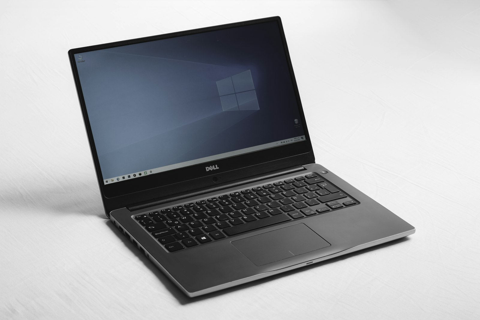 Laptop mỏng nhẹ trên bàn làm việc