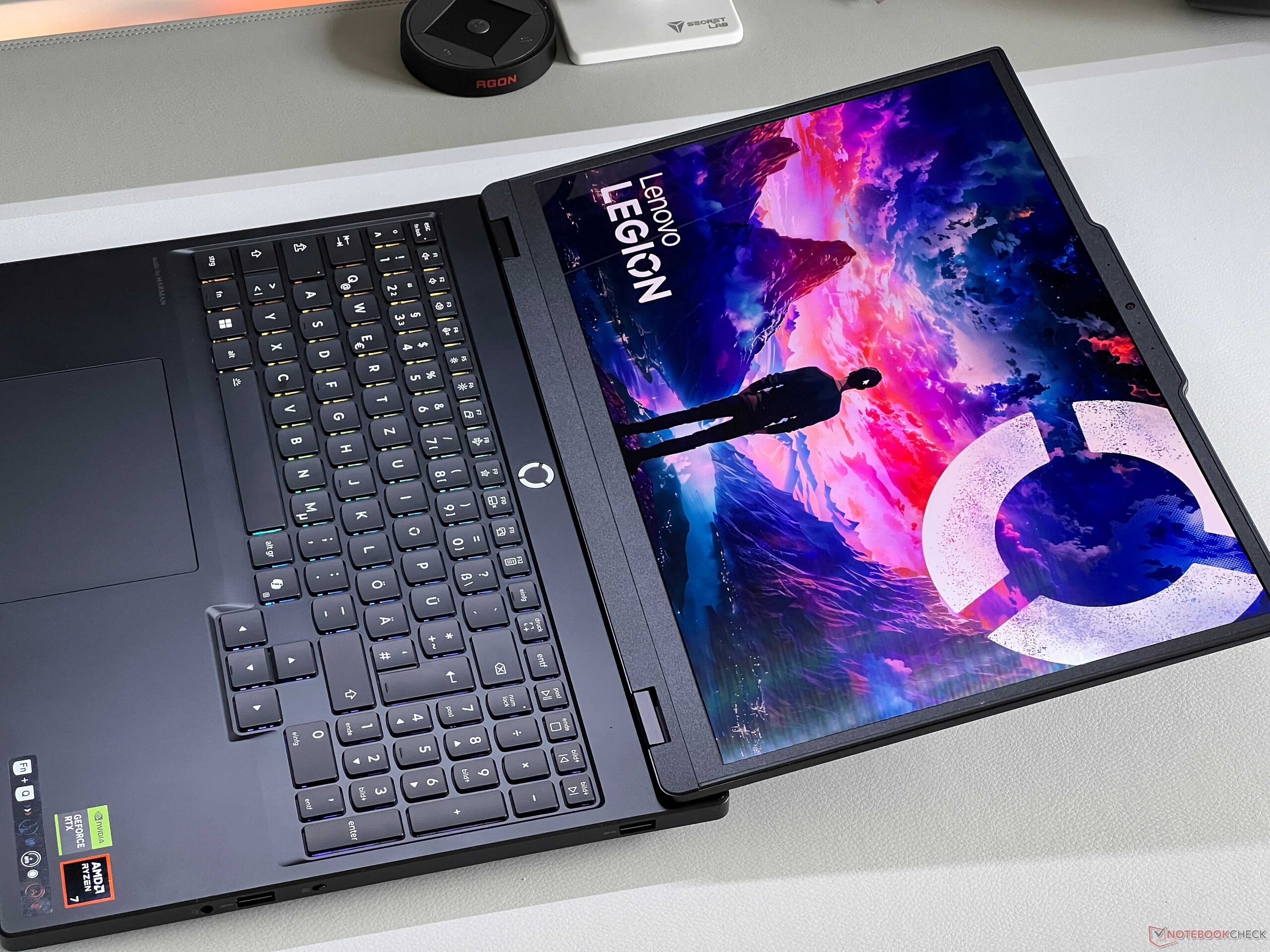 Màn hình OLED và bàn phím RGB của Lenovo Legion 5 trong ảnh hands-on