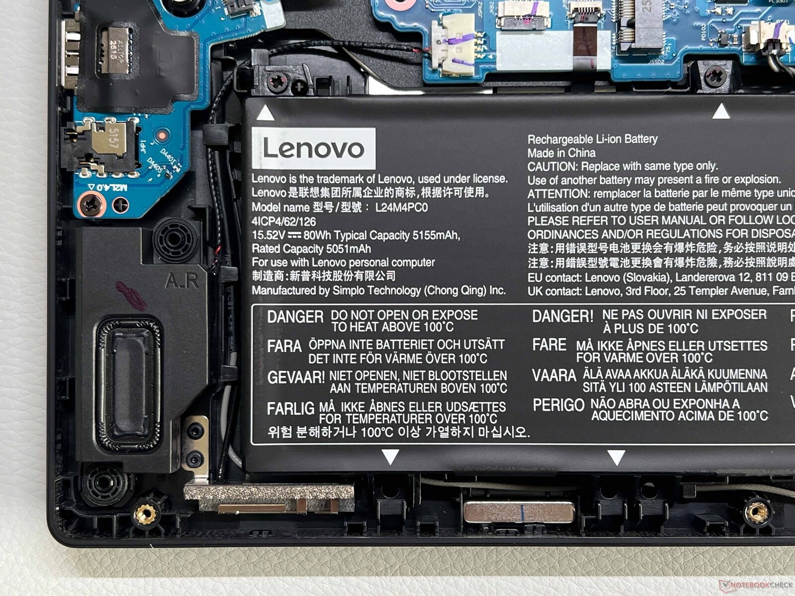 Cụm cổng kết nối và khe thoát nhiệt bên hông Lenovo Legion 5