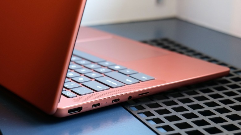 Cận cảnh các cổng kết nối trên Lenovo IdeaPad Vibe
