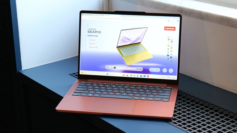 Lenovo IdeaPad Vibe màu cam hồng trong ảnh hands-on tại sự kiện IFA 2026