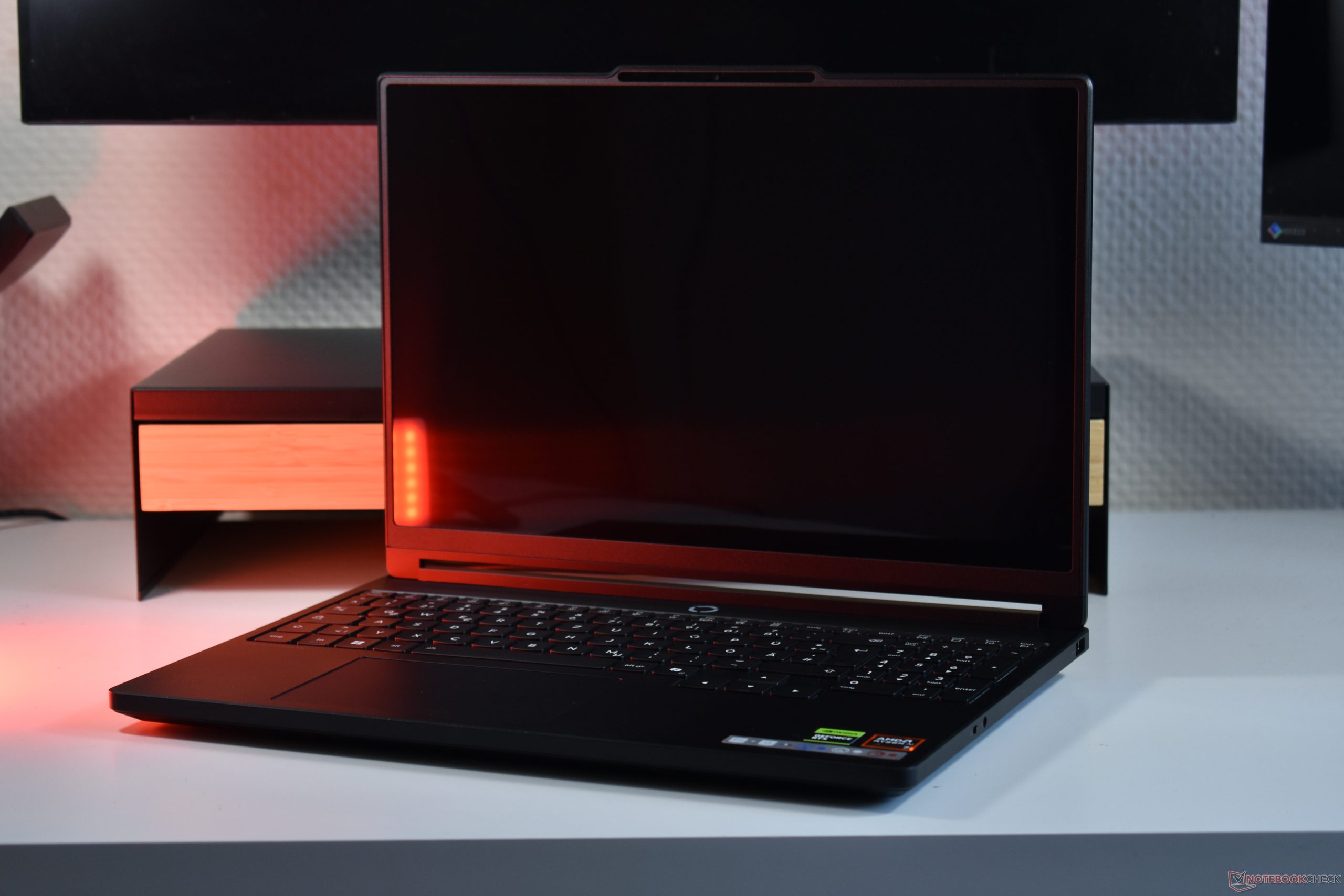 Màn hình OLED của Lenovo Legion 5a 2026 phản chiếu ánh đèn đỏ