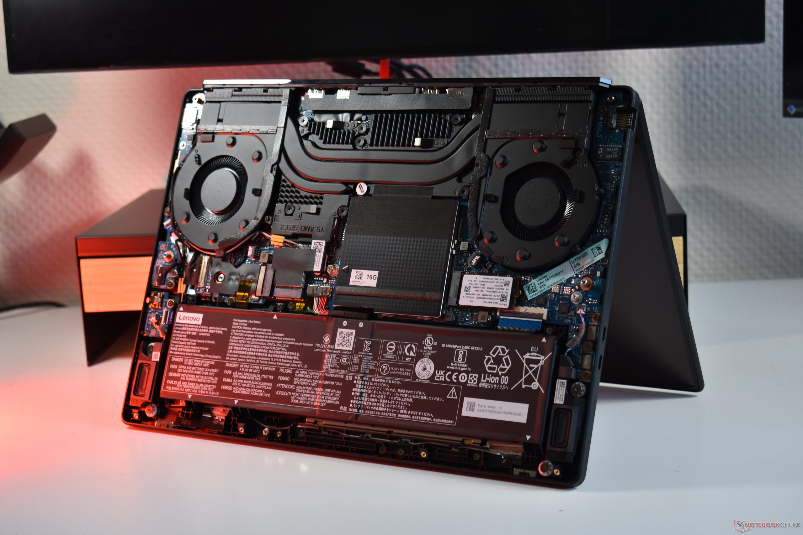 Bên trong Lenovo Legion 5a 2026 mở nắp đáy lộ 2 quạt tản nhiệt, khe RAM và SSD M.2
