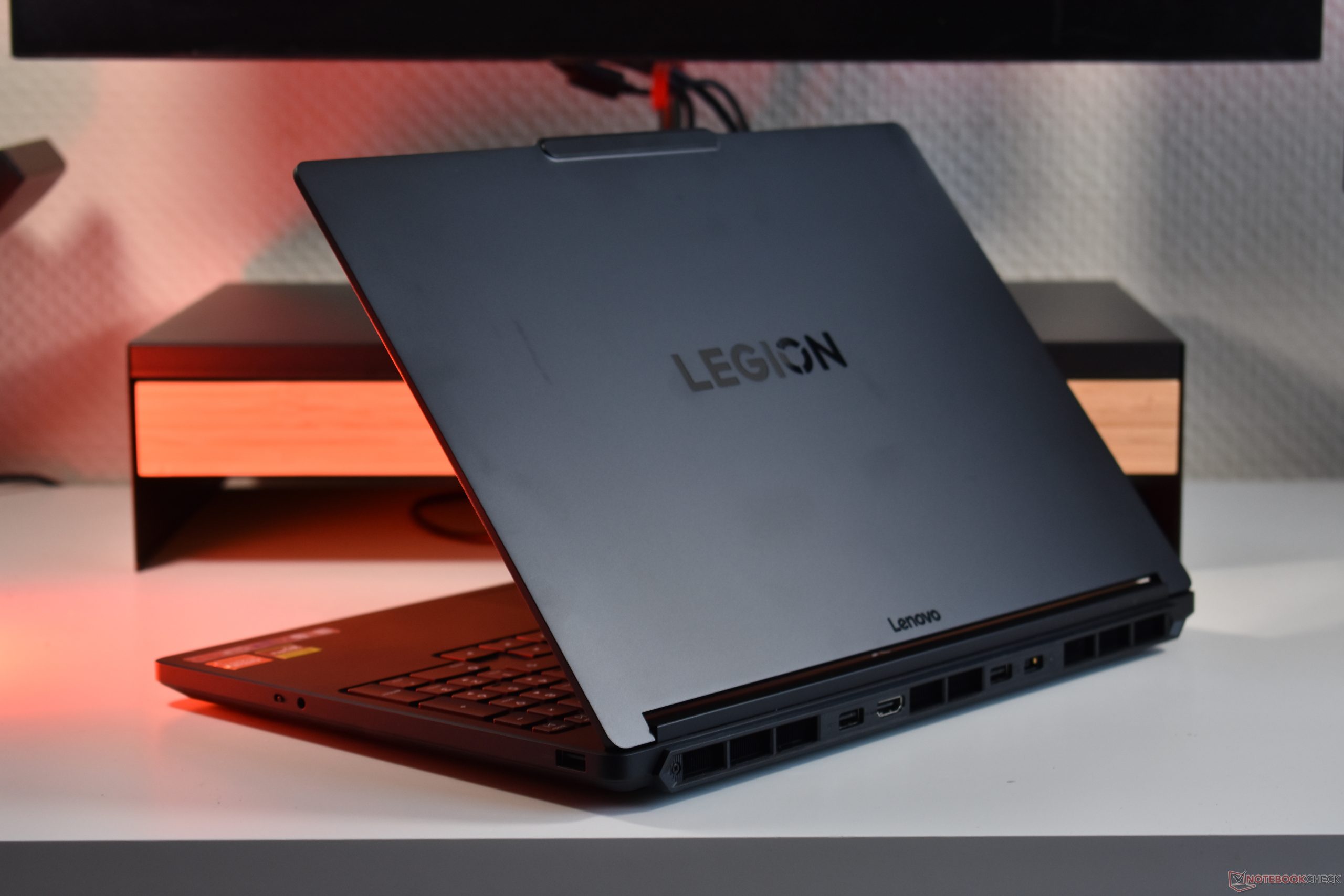 Mặt lưng kim loại và khung máy của Lenovo Legion 5a 2026