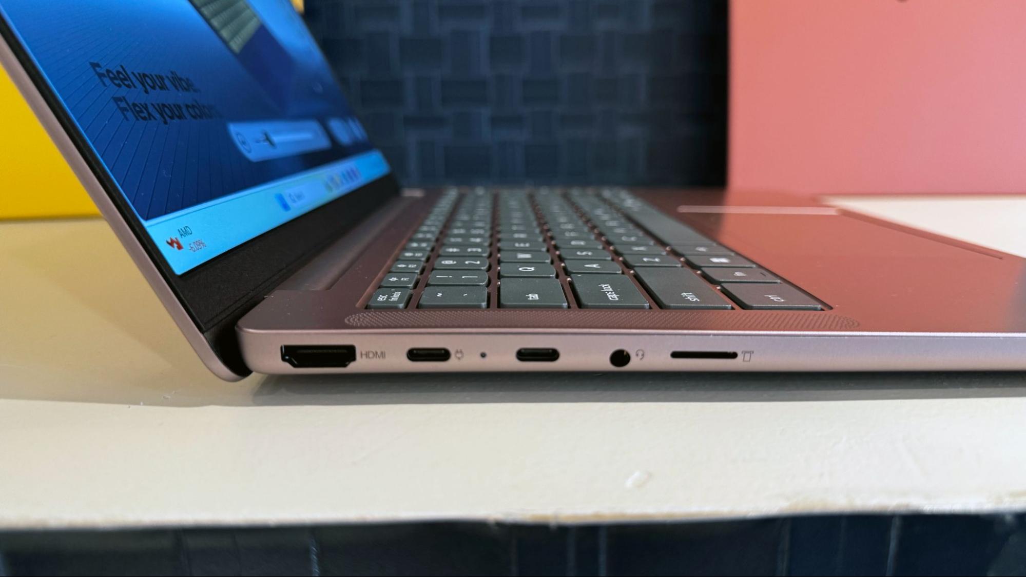 Cận cảnh các cổng kết nối và bàn phím trên Lenovo IdeaPad Vibe