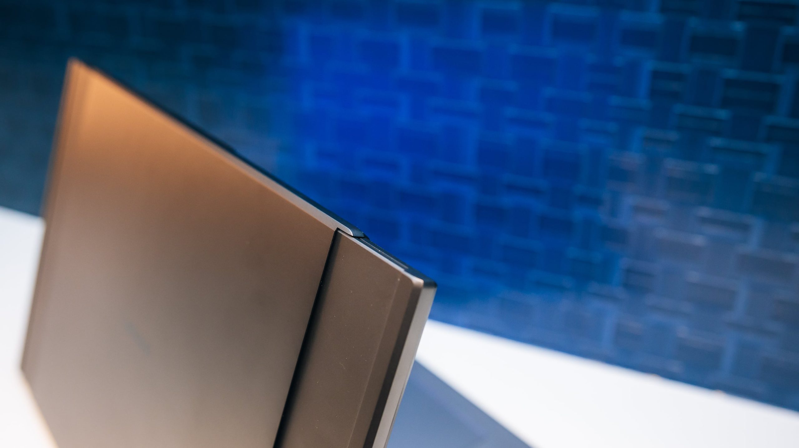 Màn hình OLED viền mỏng trên ThinkBook AeroBlade