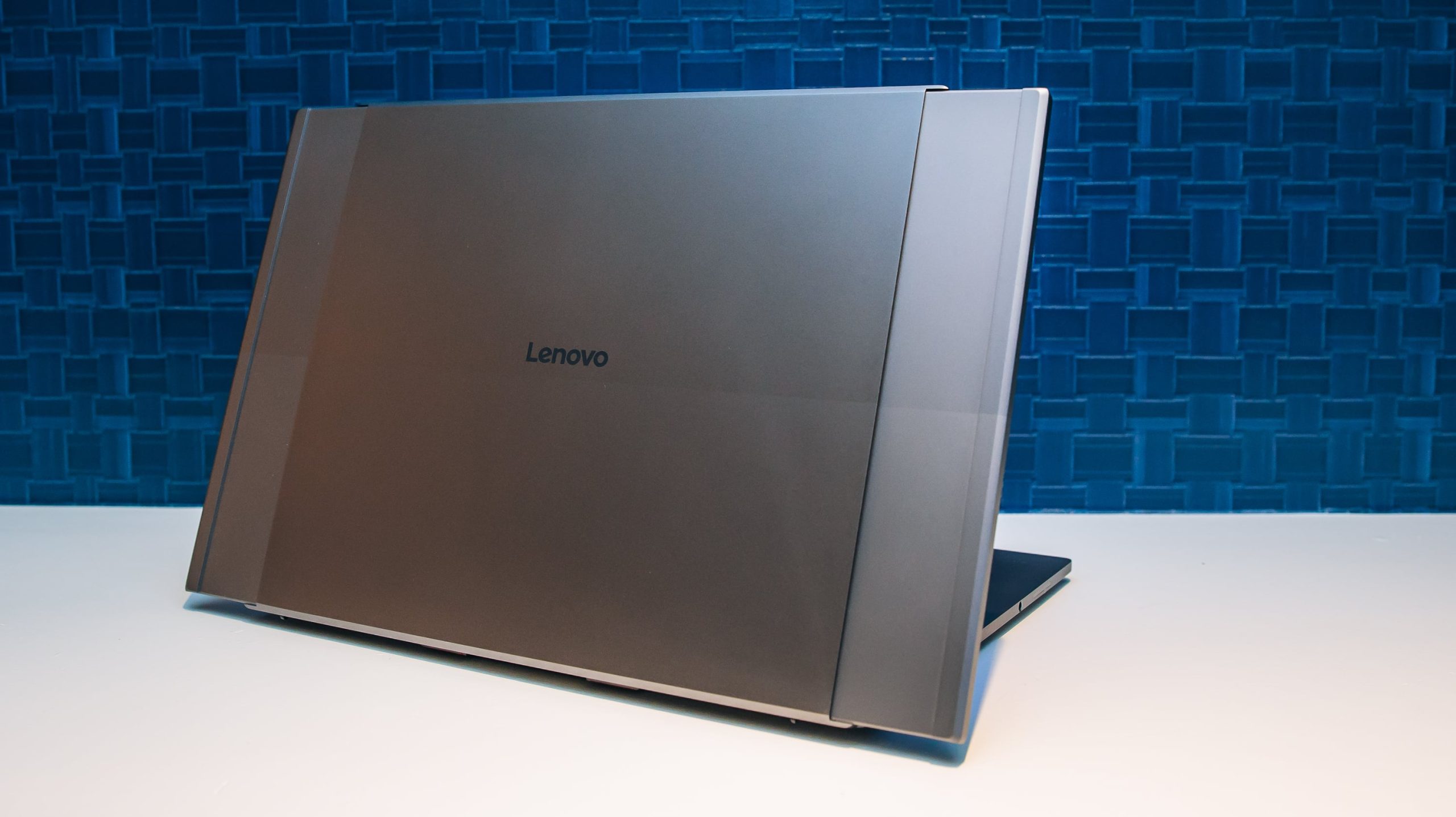 Cạnh bên siêu mỏng 9,95mm của ThinkBook AeroBlade