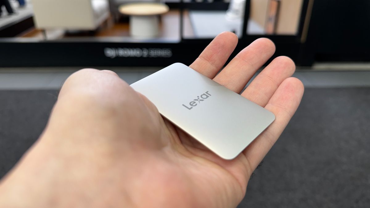 Ổ cứng di động Lexar Muse gắn trên mặt lưng điện thoại