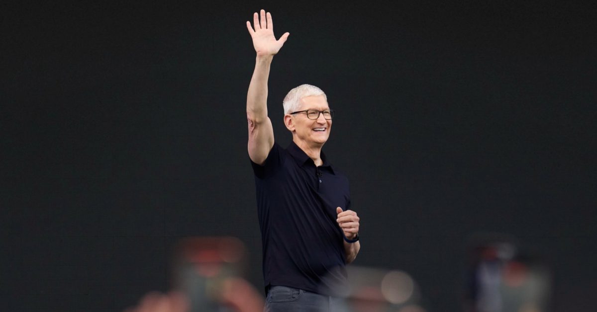 Tim Cook xuất hiện trên sân khấu sự kiện Apple. Ảnh: 9to5Mac