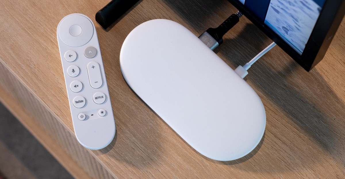 Google TV Streamer đặt cạnh điều khiển từ xa