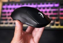 Logitech G PRO X SUPERLIGHT 2 được cầm trên tay. Ảnh: The Verge