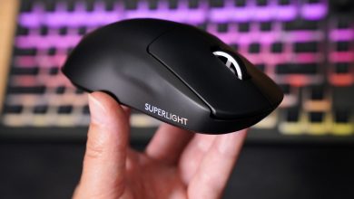 Logitech G PRO X SUPERLIGHT 2 được cầm trên tay. Ảnh: The Verge