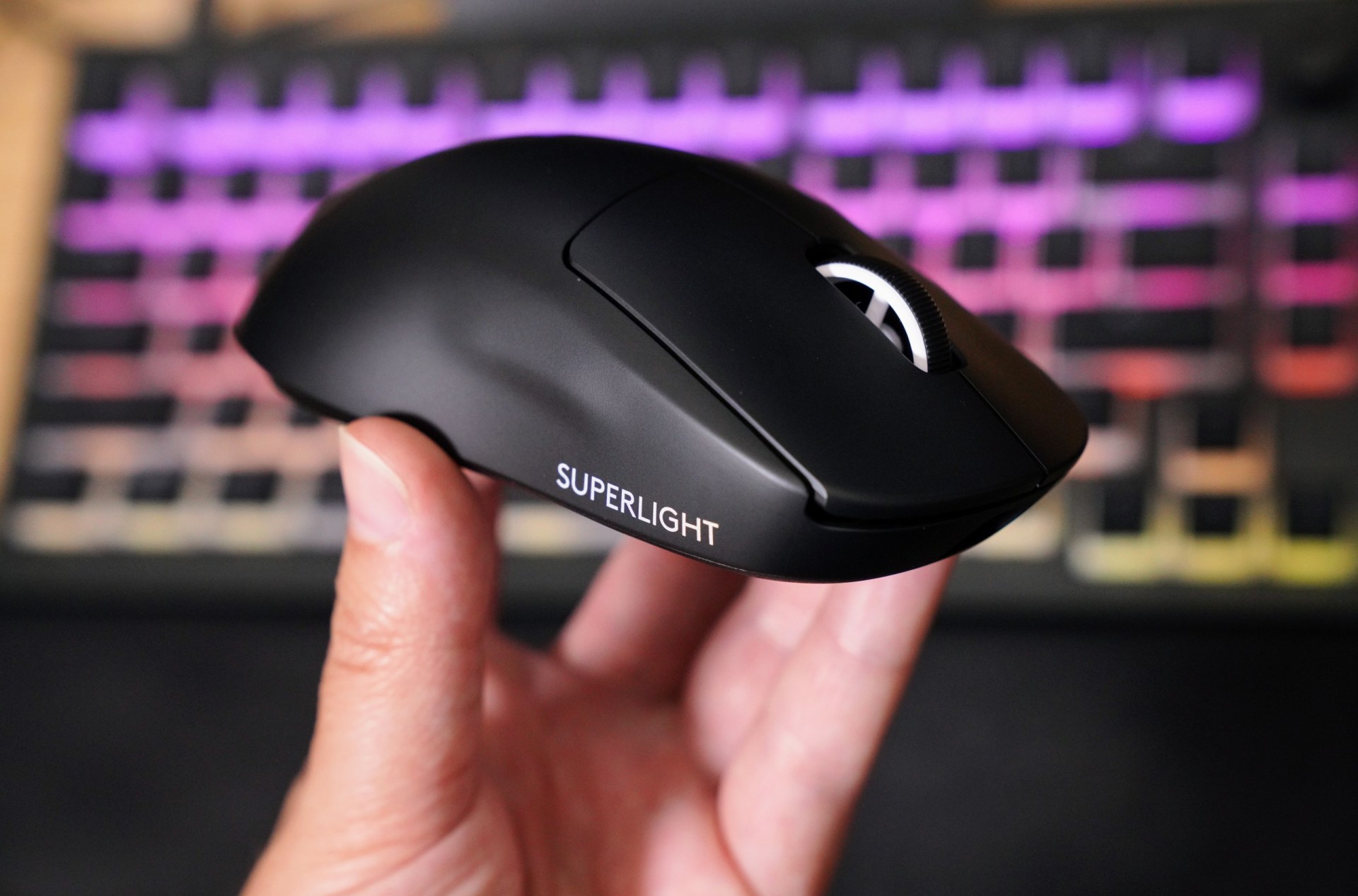 Tay cầm chuột Logitech G Pro X Superlight 2 màu đen, nhìn từ trên xuống