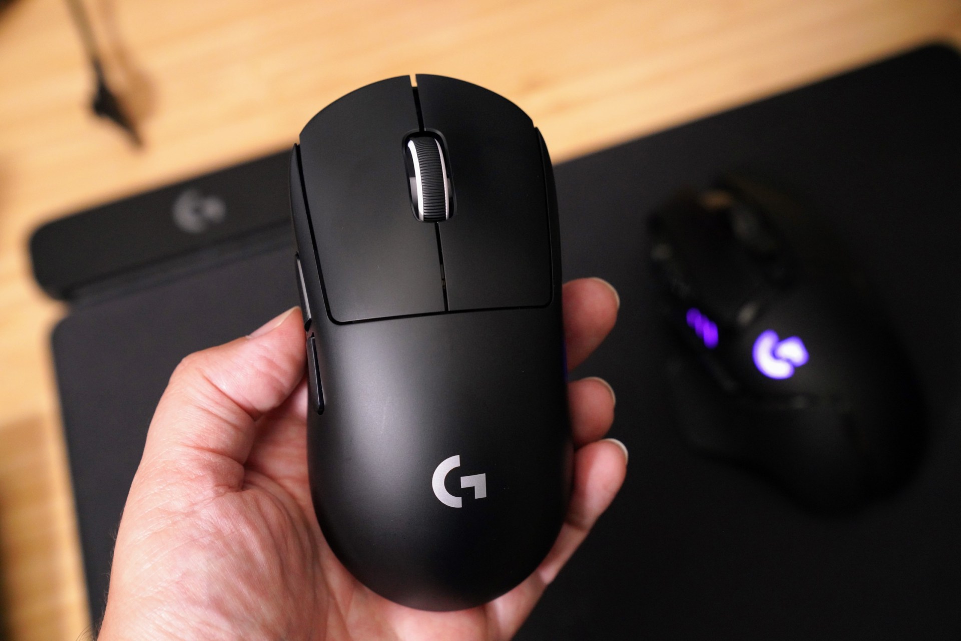 Mặt bên trái chuột Logitech G Pro X Superlight 2 với hai nút phụ Mouse 4 và Mouse 5