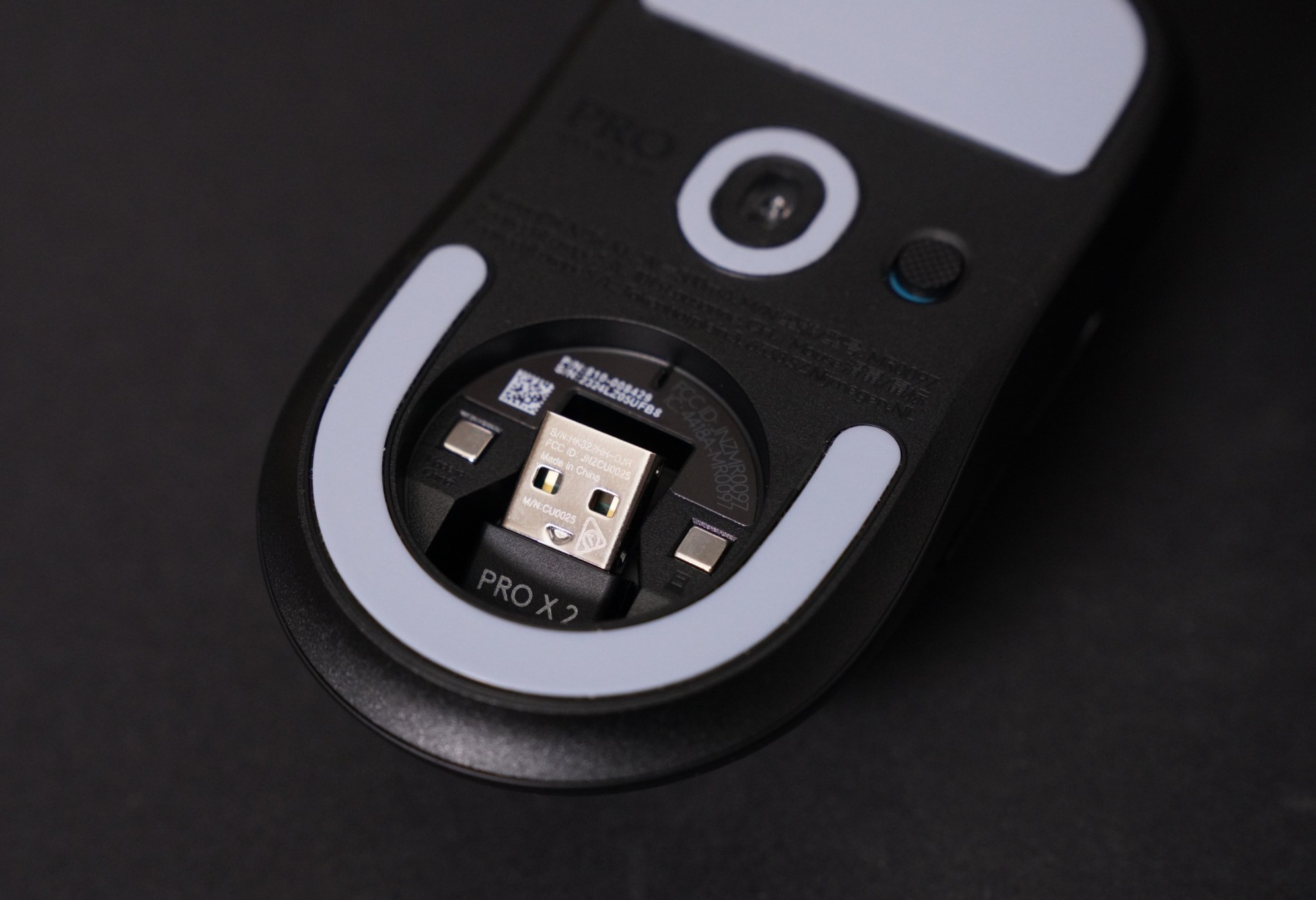 Đầu USB dongle Lightspeed của Logitech G Pro X Superlight 2 đặt trên bề mặt bàn
