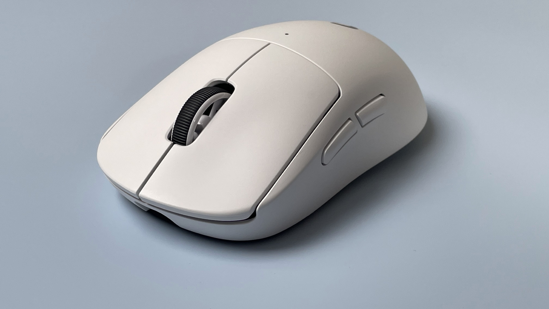 Logitech G Pro X Superlight 2 đặt trên bàn cạnh bàn phím cơ gaming