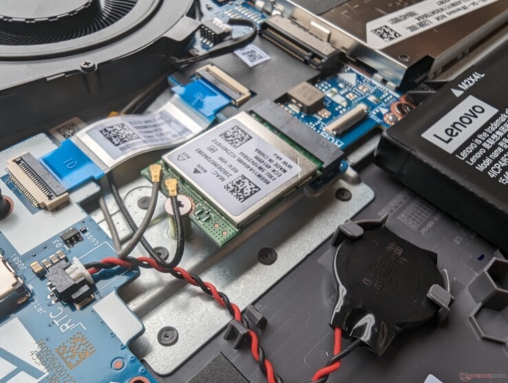 Hệ thống quạt kép và các ống dẫn nhiệt bên trong Lenovo LOQ 15