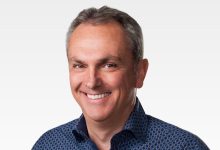 Luca Maestri trong ảnh minh hoạ tin về thay đổi nhân sự tại Apple