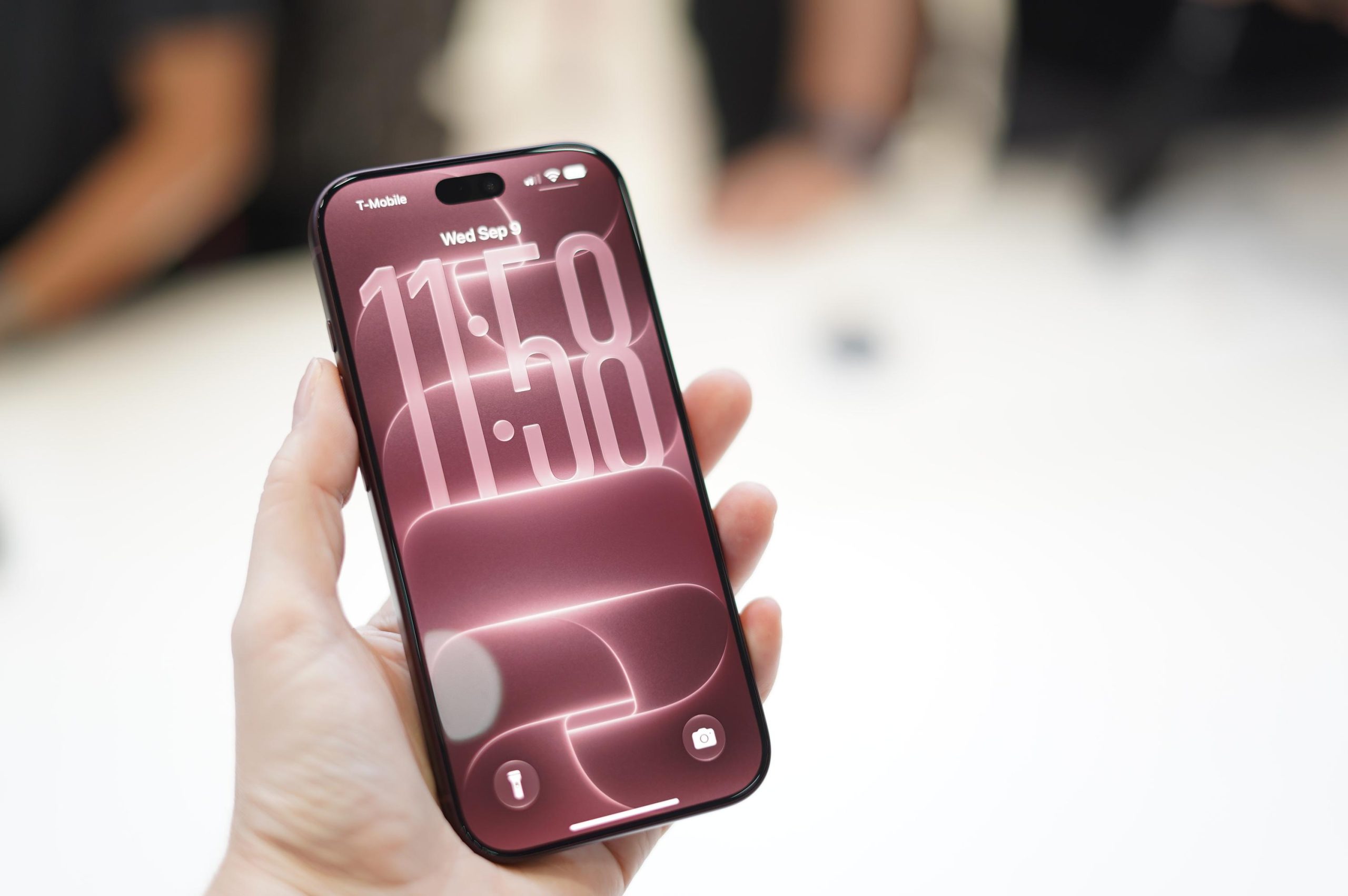 Mặt trước màn hình OLED viền siêu mỏng trên iPhone 18 Pro Burgundy