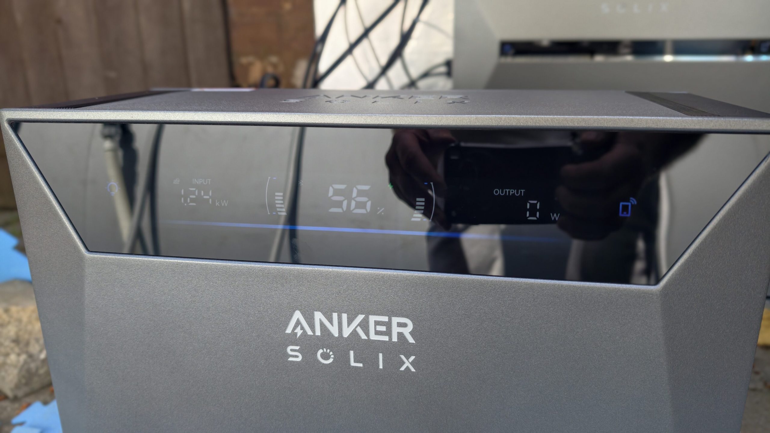 Màn hình LCD hiển thị công suất nạp và dung lượng pin trên Anker SOLIX Solarbank 4 Pro