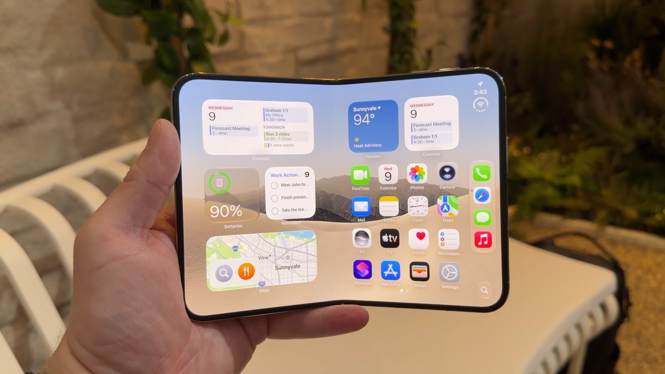 Mẫu điện thoại màn hình gập Apple iPhone Duo trên tay người dùng