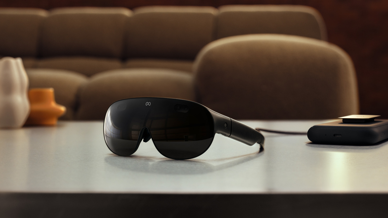 Meta VR Glasses đặt cạnh puck xử lý rời