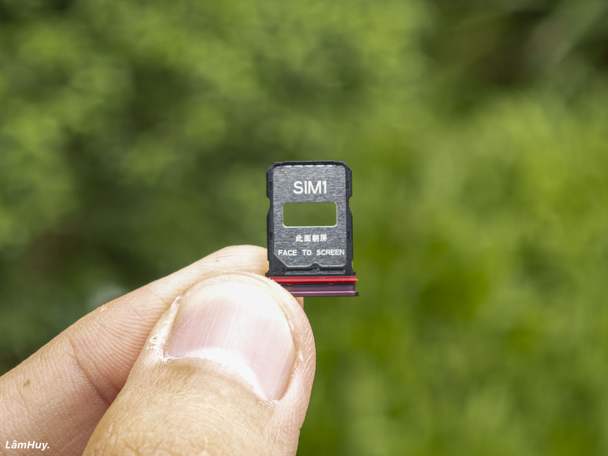 Khay SIM của thiết bị là dạng 2 SIM và không có chỗ cho thẻ nhớ microSD nha các bạn.