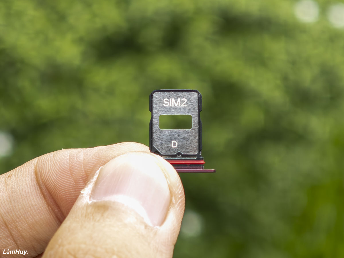 Khay SIM của thiết bị là dạng 2 SIM và không có chỗ cho thẻ nhớ microSD nha các bạn.