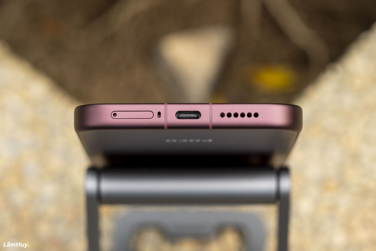 Cạnh đáy của POCO F9 Ultra có khay SIM, mic thu âm, hai dải anten, cổng sạc USB-C và loa ngoài.