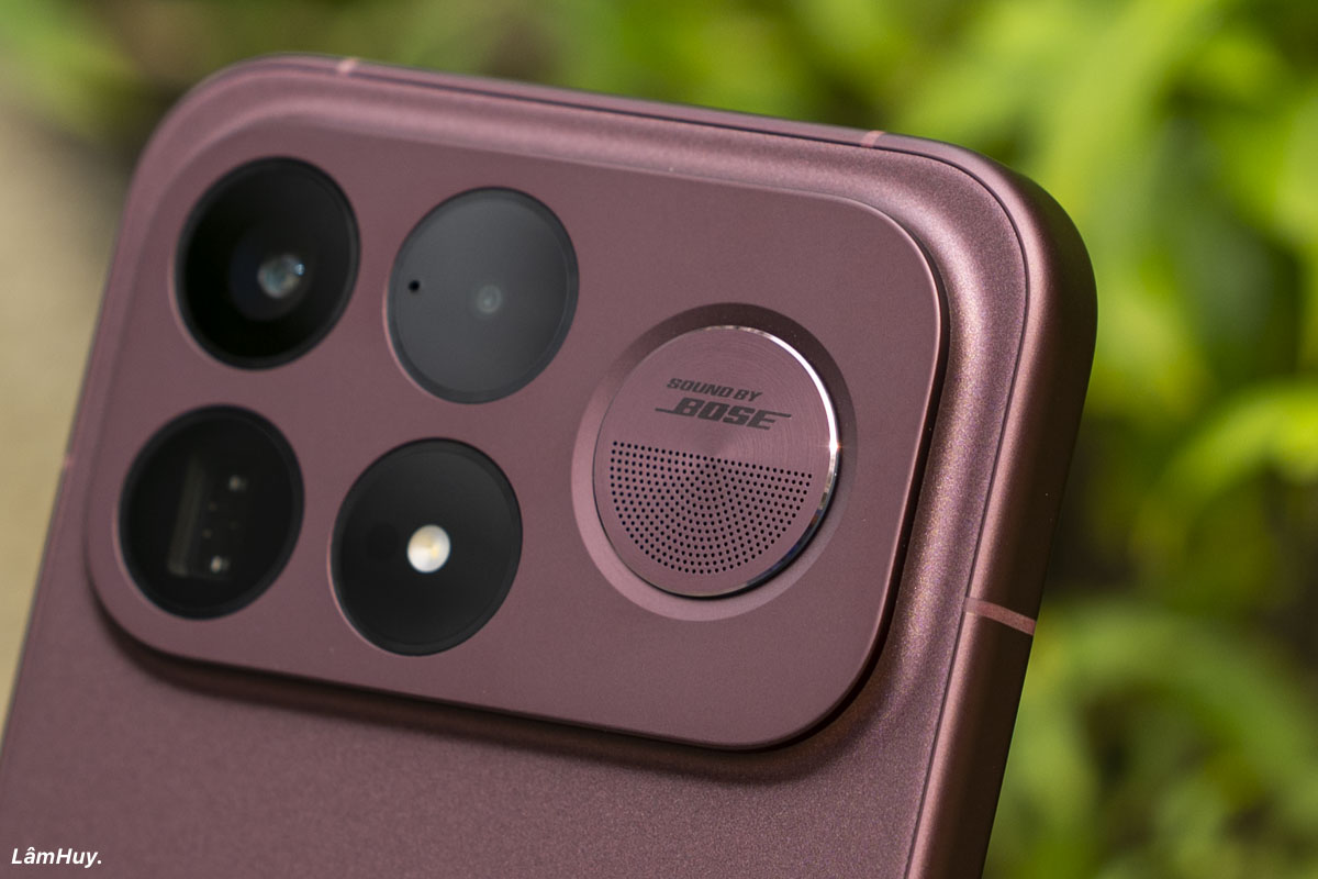Hệ thống camera này còn có một phần chuyển nối liền mạch với mặt lưng.