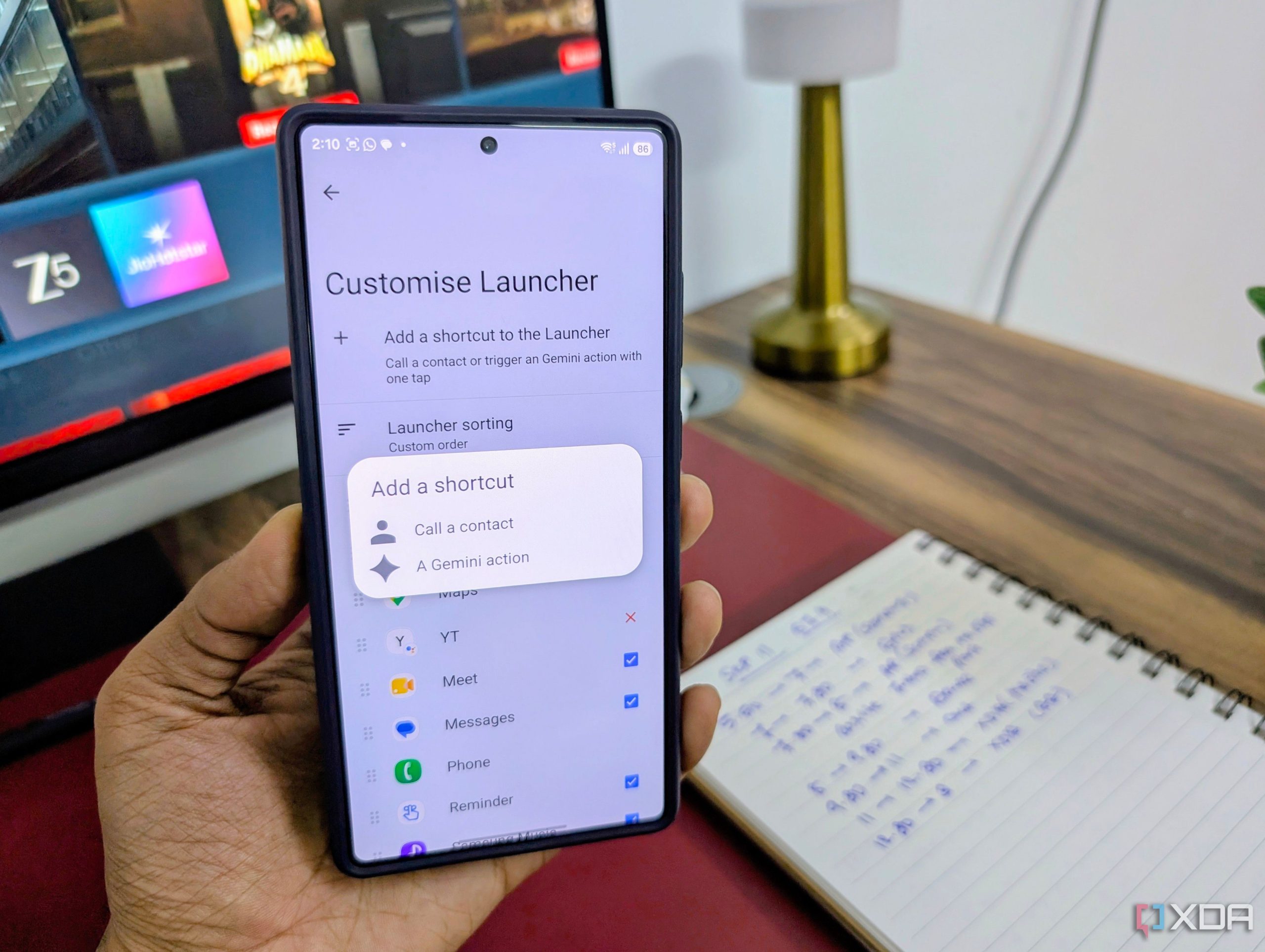 Bảng điều khiển Android Auto với các shortcut tác vụ ghim ở trang chính