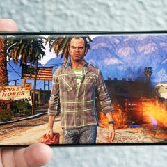 Hình ảnh nhân vật Trevor trong GTA V hiển thị tràn viền trên màn hình smartphone Android