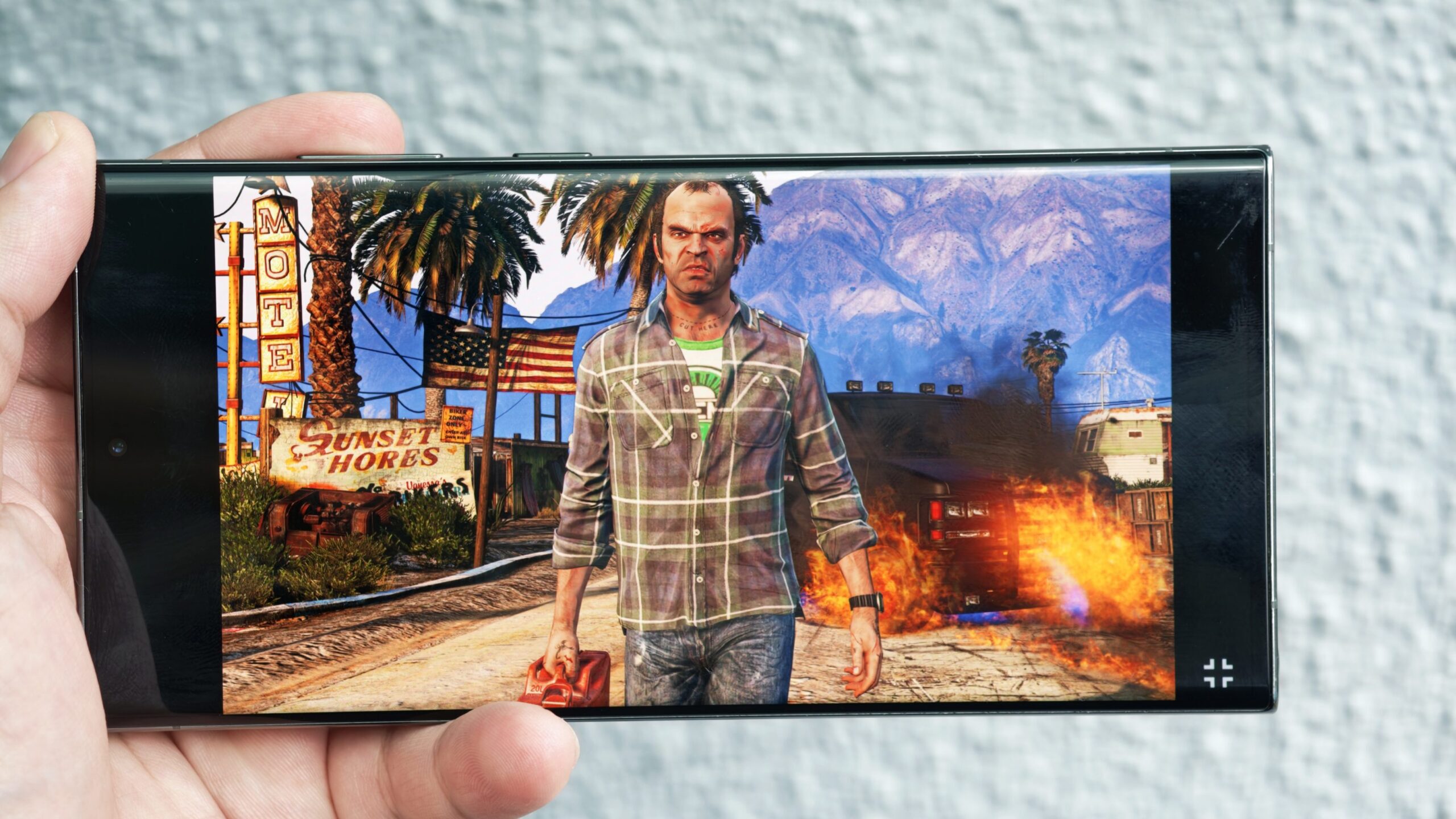 Hình ảnh nhân vật Trevor trong GTA V hiển thị tràn viền trên màn hình smartphone Android
