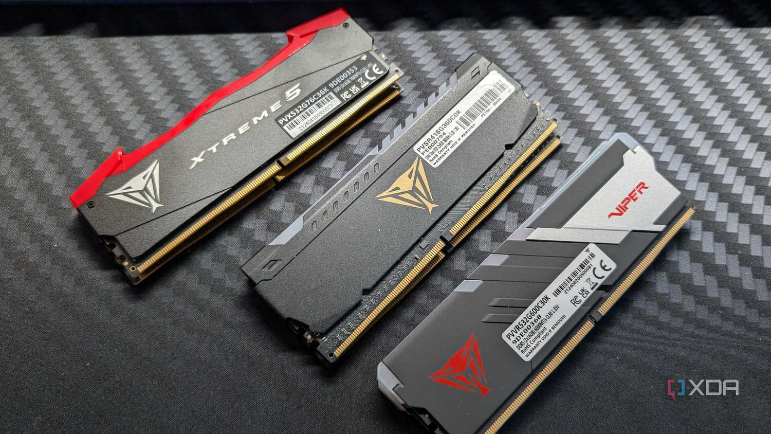 Nhiều thanh RAM DDR4 và DDR5 đặt cạnh nhau