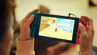 Người chơi đang cầm máy Nintendo Switch và chơi game khi cầm ứng động
