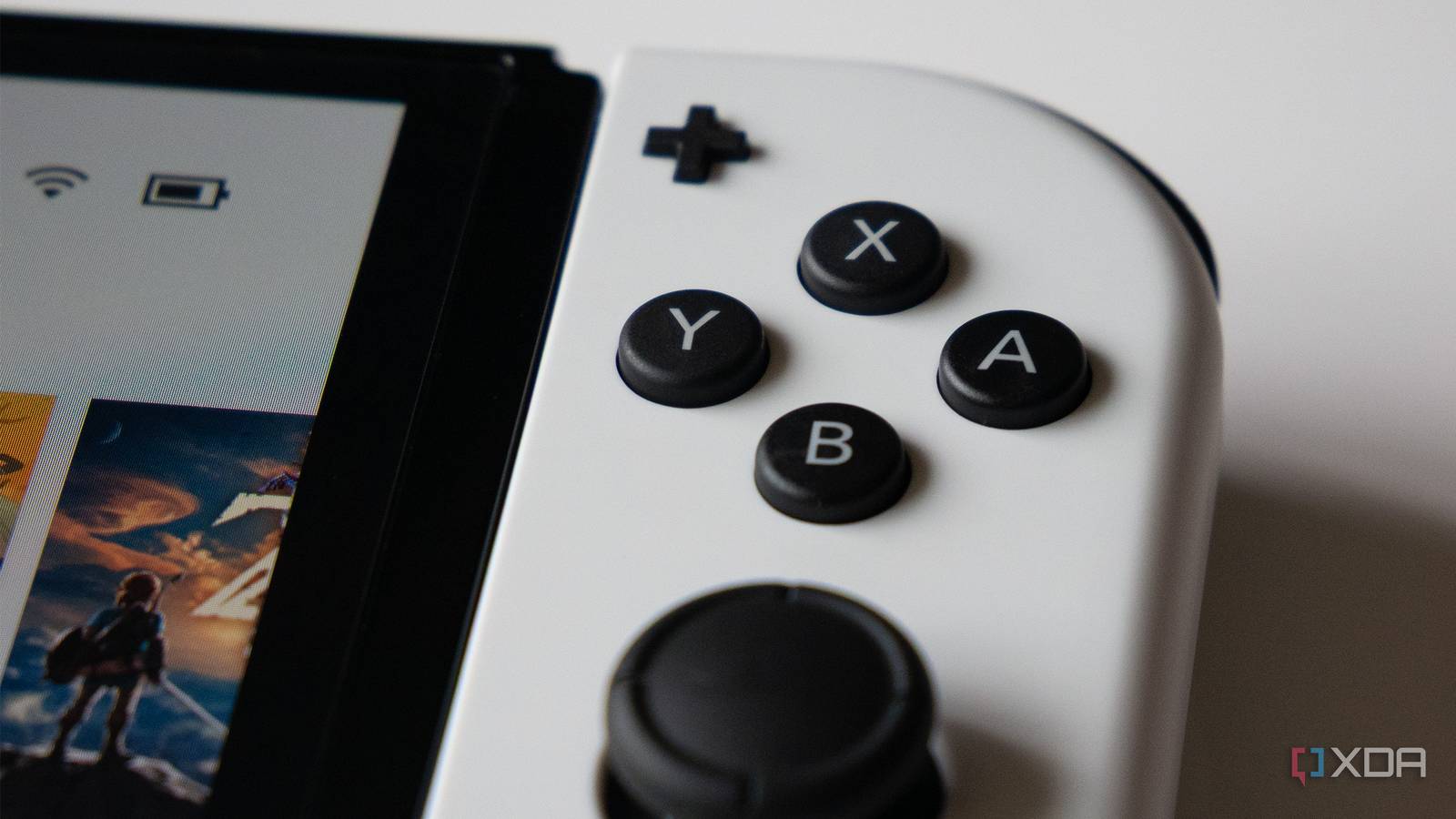 Cận cảnh cụm phím Y X A B trên Joy-Con phải của máy Nintendo Switch OLED