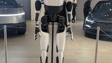 Robot hình người Tesla Optimus trưng bày tại showroom