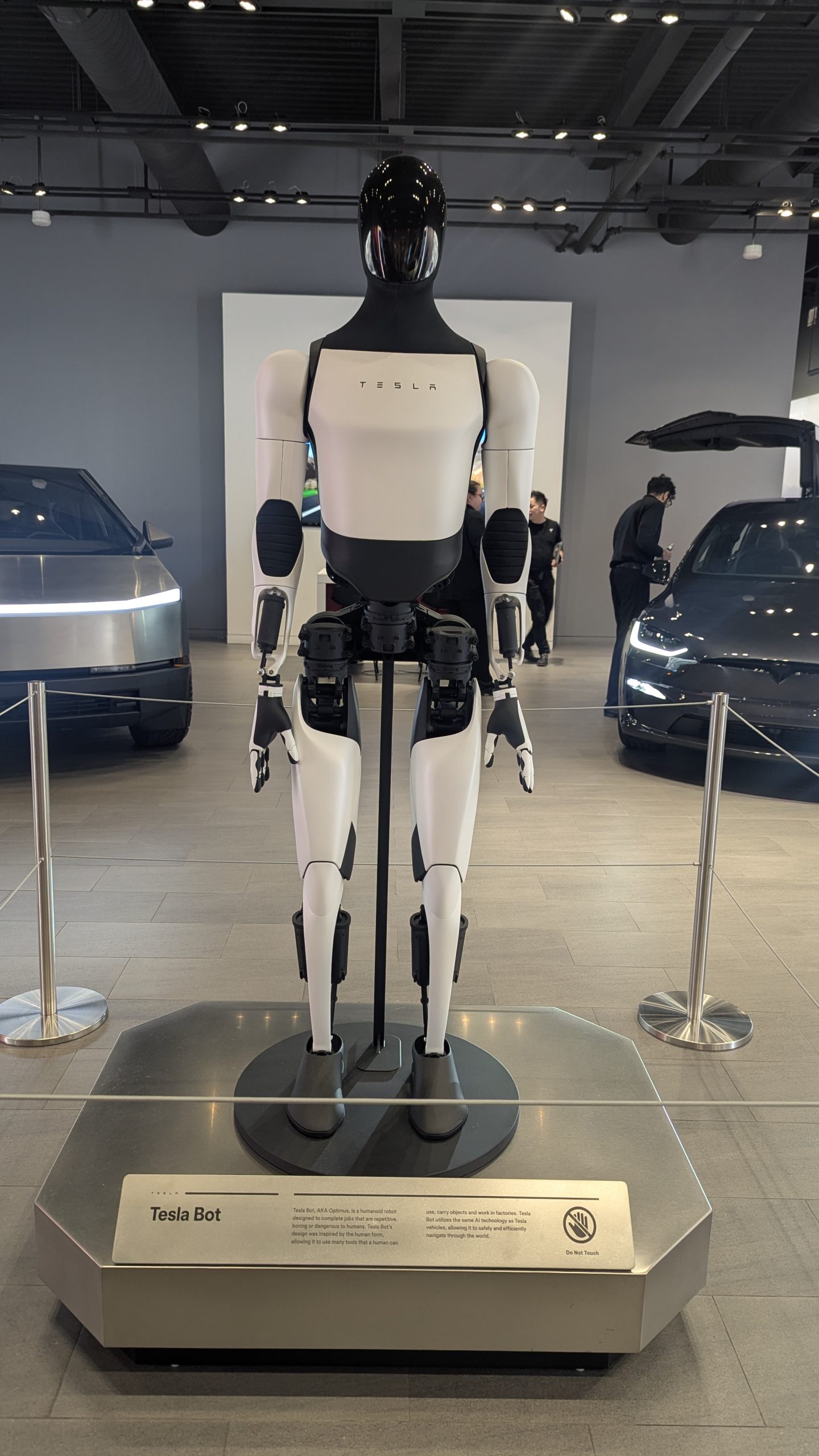Robot hình người Tesla Optimus trưng bày tại showroom